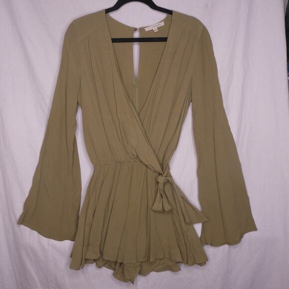 Caramela Women's small avocado green long sleeve romper full wrap Bell sleeves‎ - Picture 1 of 7